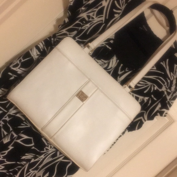 Vegan/Leather Shoulder Bag. - Picture 9 of 9